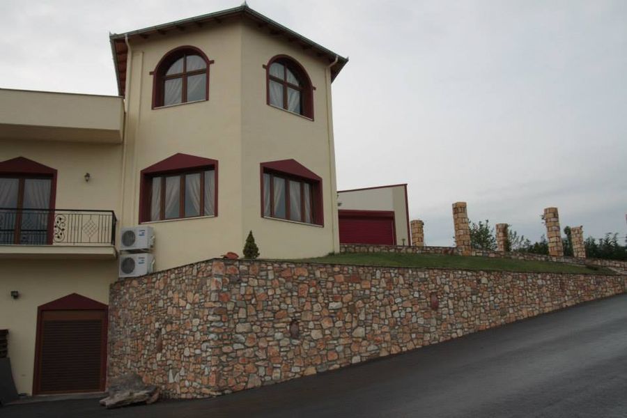 'Manolesakis Estate' winery is like an ancient medieval tower